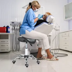 Taburete con Ruedas Taburete Giratoria con Altura Ajustable Taburete Cosmética Dentista Peluqueria 52x53x49-61 c... - Ogal.Es