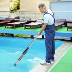 Limpiafondos Eléctrico para Piscinas Spas con Poste Telescópico de 3 Secciones Ø6x162 cm Multicolor - Ogal.Es