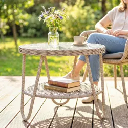 Mesa de Jardín Exterior de Ratán Mesita Auxiliar de Jardín con Estante Tablero de Vidrio Templado 65x65x50 cm Am... - Ogal.Es
