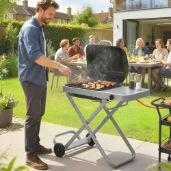 Barbacoa de Gas Plegable con Quemador 2,5 kW Tapa Termómetro Mesa Lateral y 2 Ruedas Parrilla Recogedor Grasa Negro - Ogal.Es