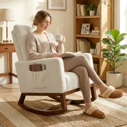 Silla Mecedora con Cojín Lumbar Tapizada en Franela de Nieve Respaldo Alto Base de Madera Bolsillos Laterales Crema - Ogal.Es