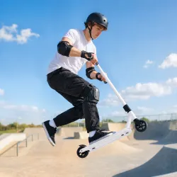 Scooter Acrobático para Trucos con Plataforma de Aluminio Rodamientos ABEC-7 Ruedas 100 mm Manillar 360° Blanco - Ogal.Es
